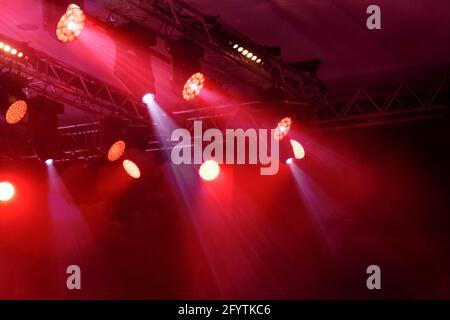 Professionelle Unterhaltung Lichter in einem Konzert oder Disco Night Club als Hintergrund Stockfoto