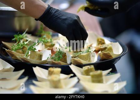 Der Küchenchef bereitet das Essen im Hotelrestaurant aus nächster Nähe zu Stockfoto