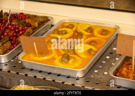 Auswahl an Vorspeisen. Snacks auf dem Teller Stockfoto