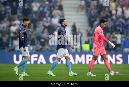 Porto, Portugal, 29. Mai 2021. John Stones von Manchester City, Ruben Dias von Manchester City und Ederson von Manchester City während des UEFA Champions League-Spiels im Estadio do Dragao, Porto. Bildnachweis sollte lauten: David Klein / Sportimage Stockfoto