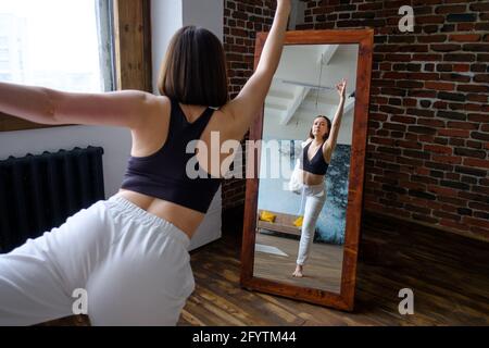 Junge Sportliche Frau In Natarajasana Pose, Loft Studio. Stockfoto