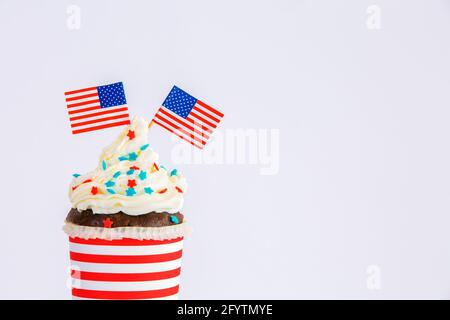 Independence Day oder USA Motto Party Food.Cupcake mit American Flags und weißem Hintergrund. Stockfoto