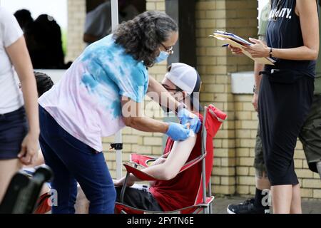 Houston, USA. Mai 2021. Ein Mann wird am 29. Mai bei einem Impffest in New Orleans, New Orleans, Louisiana, USA, gegen COVID-19 geimpft, 2021. Quelle: Lan Wei/Xinhua/Alamy Live News Stockfoto