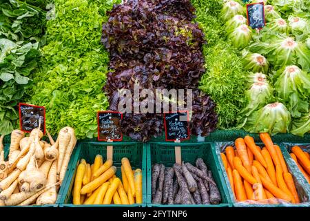 Salat, Pastinaken und Karotten zum Verkauf auf einem Markt Stockfoto