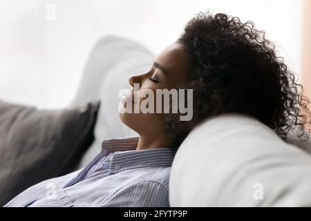 Nahaufnahme der Biracial Frau entspannen Schlaf auf der Couch Stockfoto