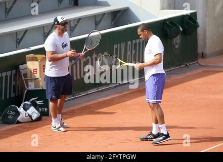 Jo-Wilfried Tsonga aus Frankreich und sein Trainer Thierry Asione beim Training vor den French Open 2021, einem Grand Slam-Tennisturnier im Roland-Garros-Stadion am 29. Mai 2021 in Paris, Frankreich - Foto Jean Catuffe / DPPI Stockfoto