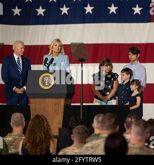 Die US-amerikanische First Lady Dr. Jill Biden stellt Brittany Bean, die Ehefrau von Air Force Major Nathanial Bean, vor, während Präsident Joe Biden während eines Besuchs der Joint Base Langley-Eustis am 28. Mai 2021 in Newport News, Virginia, darauf blickt. Biden sprach über die Bedeutung militärischer Opfer und dankte den Mitgliedern für ihr fortgesetztes Engagement für die Verteidigung der Nation. Stockfoto