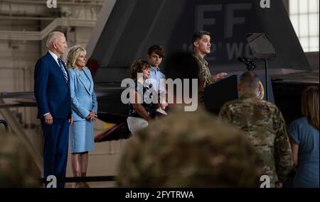 US Air Force Col. Clint Ross stellt Präsident Joe Biden und First Lady Jill Biden bei einem Besuch der Joint Base Langley-Eustis am 28. Mai 2021 in Newport News, Virginia vor. Biden sprach über die Bedeutung militärischer Opfer und dankte den Mitgliedern für ihr fortgesetztes Engagement für die Verteidigung der Nation. Stockfoto