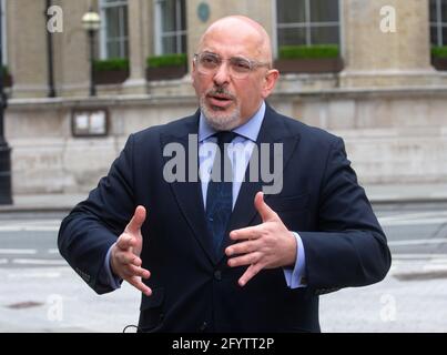 London, Großbritannien. Mai 2021. Nadhim Zahawi gibt vor den BBC Studios ein Interview, bevor er auf der „Andrew Marr Show“ auftrat. Kredit: Mark Thomas/Alamy Live Nachrichten Stockfoto