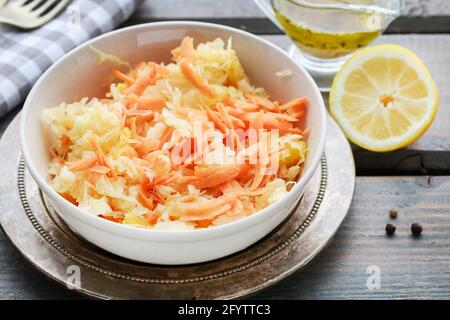 Karotten- und Kohlsalat. Gesunde Ernährung Stockfoto