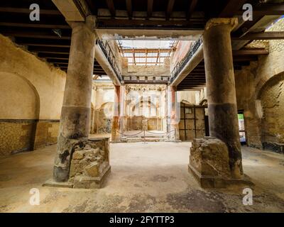 Zimmer, das als Sakellum (kleiner Schrein) im vierten Stil dekoriert diente - College of the Augustales (Sede degli Augustali) - Herculaneum Ruinen, Italien Stockfoto