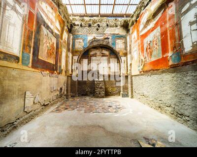 Zimmer, das als Sakellum (kleiner Schrein) im vierten Stil dekoriert diente - College of the Augustales (Sede degli Augustali) - Herculaneum Ruinen, Italien Stockfoto