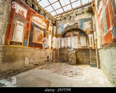 Zimmer, das als Sakellum (kleiner Schrein) im vierten Stil dekoriert diente - College of the Augustales (Sede degli Augustali) - Herculaneum Ruinen, Italien Stockfoto