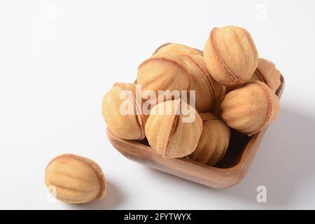 Kekse "Nüsse" mit kondensierter Milch und Nüssen. Frische hausgemachte Kekse in Form von Nüssen Stockfoto