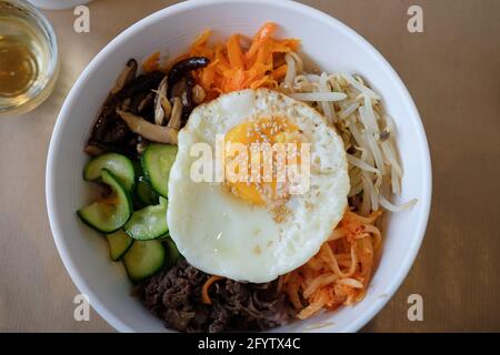 Ein Blick von oben auf die klassische koreanische Bibimbap Gericht Stockfoto