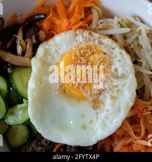 Eine Nahaufnahme des klassischen koreanischen Bibimbap-Gerichts Stockfoto