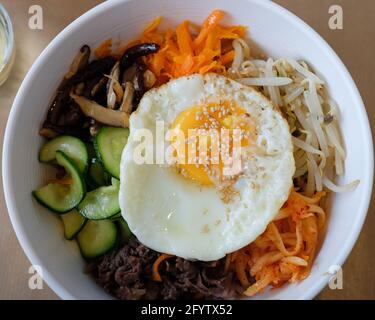 Ein Blick von oben auf die klassische koreanische Bibimbap Gericht Stockfoto