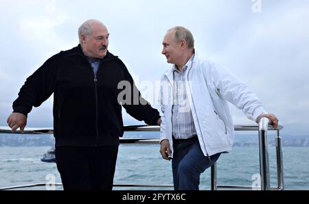 Sotschi, Russland. Mai 2021. Der russische Präsident Wladimir Putin plaudert mit dem belarussischen Präsidenten Alexander Lukaschenko, links, während einer Yacht-Reise auf dem Schwarzen Meer am 29. Mai 2021 in Sotschi, Russland. Quelle: Planetpix/Alamy Live News Stockfoto