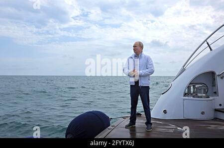 Sotschi, Russland. Mai 2021. Der russische Präsident Wladimir Putin wartet auf dem Deck einer Yacht, um den weißrussischen Präsidenten Alexander Lukaschenko am Schwarzen Meer am 29. Mai 2021 in Sotschi, Russland, zu begrüßen. Quelle: Planetpix/Alamy Live News Stockfoto