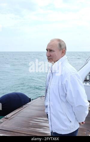 Sotschi, Russland. Mai 2021. Der russische Präsident Wladimir Putin wartet auf dem Deck einer Yacht, um den weißrussischen Präsidenten Alexander Lukaschenko am Schwarzen Meer am 29. Mai 2021 in Sotschi, Russland, zu begrüßen. Quelle: Planetpix/Alamy Live News Stockfoto