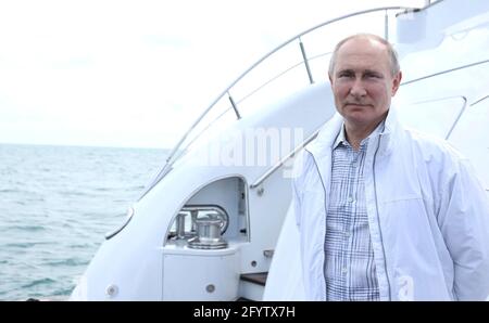 Sotschi, Russland. Mai 2021. Der russische Präsident Wladimir Putin wartet auf dem Deck einer Yacht, um den weißrussischen Präsidenten Alexander Lukaschenko am Schwarzen Meer am 29. Mai 2021 in Sotschi, Russland, zu begrüßen. Quelle: Planetpix/Alamy Live News Stockfoto