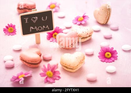 Happy Mothers Day - süße Makronen in Herzform mit Blüten in rosa Ton Stockfoto