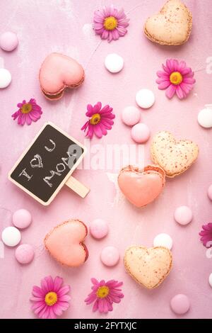 Happy Mothers Day - süße Makronen in Herzform mit Blüten in rosa Ton Stockfoto