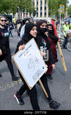 Junge Frauen ziehen durch Bristol, um ihre Solidarität mit dem palästinensischen Volk zu demonstrieren. Stockfoto