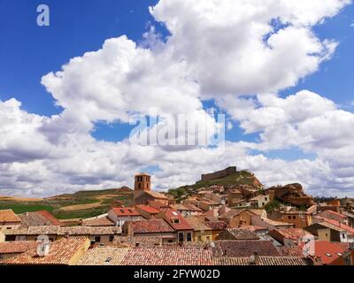 Eine Luftaufnahme der Landschaft der touristischen Stadt San Esteban De Gormaz in Soria in Spanien Stockfoto