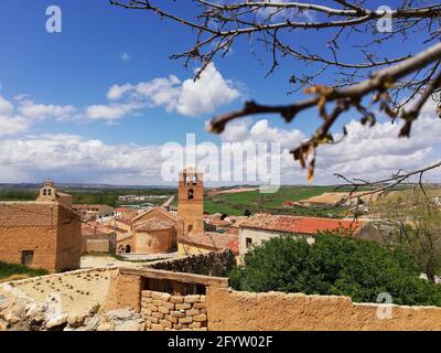 Eine Luftaufnahme der Landschaft der touristischen Stadt San Esteban De Gormaz in Soria in Spanien Stockfoto
