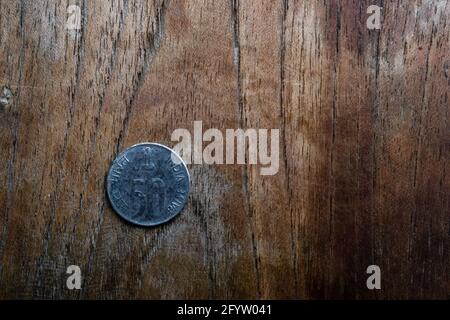 Eine Tischaufnahme einer Münze von 50 Paisa indischer Konfession. Indische Münzen. Stockfoto