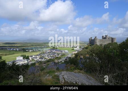 Harlech Castle und Cross Stockfoto