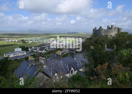 Harlech Castle und Cross Stockfoto