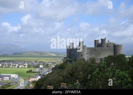 Harlech Castle und Cross Stockfoto
