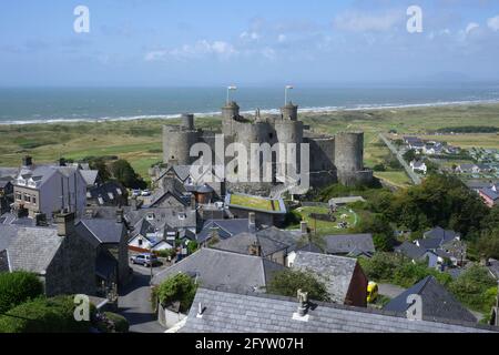 Harlech Castle und Cross Stockfoto