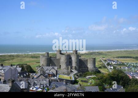 Harlech Castle und Cross Stockfoto