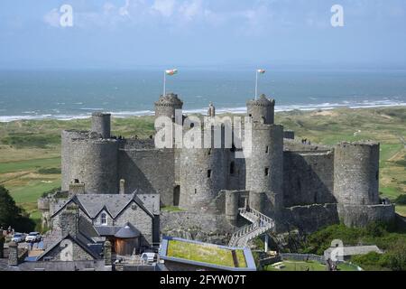 Harlech Castle und Cross Stockfoto