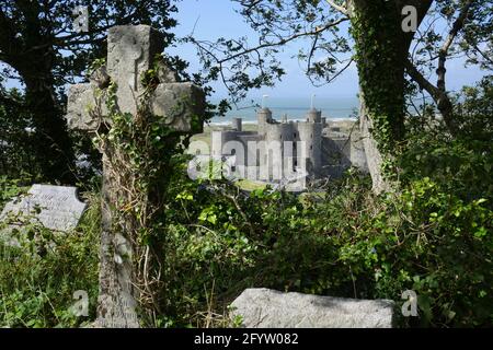 Harlech Castle und Cross Stockfoto