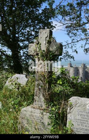 Harlech Castle und Cross Stockfoto