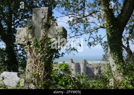 Harlech Castle und Cross Stockfoto