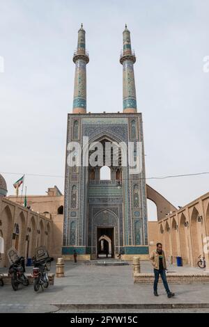 Haupteingang der Jameh Moschee am Ende einer Straße in der Altstadt von Yazd, Provinz Yazd, Iran. Stockfoto