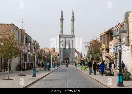 Haupteingang der Jameh Moschee am Ende einer Straße in der Altstadt von Yazd, Provinz Yazd, Iran. Stockfoto