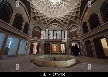 Innenraum des achteckigen Pavillons im Garten Dowlat Abad in Yazd, Provinz Yazd, Iran. Stockfoto