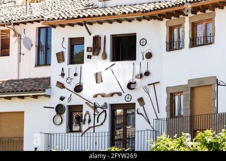 Cazorla, Jaen, Spanien - 18. Mai 2021: Fassade eines traditionellen ländlichen Hauses - Restaurant in Cazorla, Andalusien, Spanien Stockfoto