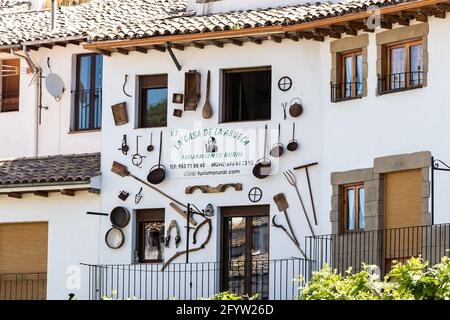 Cazorla, Jaen, Spanien - 18. Mai 2021: Fassade eines traditionellen ländlichen Hauses - Restaurant in Cazorla, Andalusien, Spanien Stockfoto