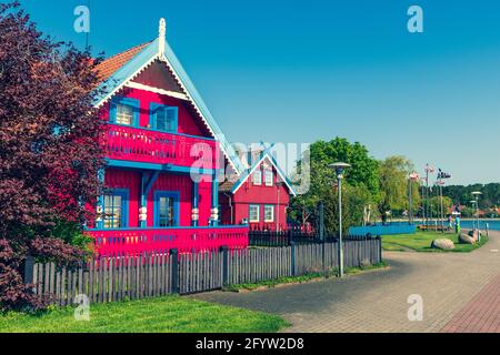 Schöne alte litauische traditionelle Holzhäuser der Kurischen Nehrung im Fischerdorf Nida, Litauen, Europa Stockfoto