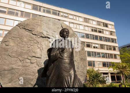 Eine Bronzestatue der Krimkriegsheldin Mary Seacole, von Martin Jennings, vor dem St. Thomas’ Hospital im Zentrum von London, England, Großbritannien Stockfoto