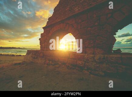Überreste der alten römischen Wasserleitung in antiken Stadt Caesarea bei Sonnenuntergang. Israel. Stockfoto