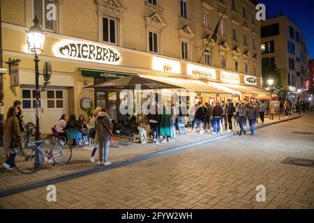 Situation am Wedekindplatz in Schwabing. Junge Menschen feiern in der Nacht vom 29. Auf den 30. Mai 2021 in München auf den sog. Party-Hotspots. Auf dem Professor-Huber-Platz gibt es einen Polizeieinsatz. The USK führt zahlreiche Identitationsfeststellungen durch. * Lage am Wedekindplatz in Schwabing. Jugendliche feiern in der Nacht vom 29. Auf den 30. Mai 2021 in den sogenannten Party-Hotspots in München. Am Professor-Huber-Platz kontrollierte die Sondereinheit der Polizei USK mehrere Identitäten. (Foto: Alexander Pohl/Sipa USA) Quelle: SIPA USA/Alamy Live News Stockfoto