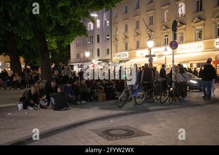 Situation am Wedekindplatz in Schwabing. Junge Menschen feiern in der Nacht vom 29. Auf den 30. Mai 2021 in München auf den sog. Party-Hotspots. Auf dem Professor-Huber-Platz gibt es einen Polizeieinsatz. The USK führt zahlreiche Identitationsfeststellungen durch. * Lage am Wedekindplatz in Schwabing. Jugendliche feiern in der Nacht vom 29. Auf den 30. Mai 2021 in den sogenannten Party-Hotspots in München. Am Professor-Huber-Platz kontrollierte die Sondereinheit der Polizei USK mehrere Identitäten. (Foto: Alexander Pohl/Sipa USA) Quelle: SIPA USA/Alamy Live News Stockfoto